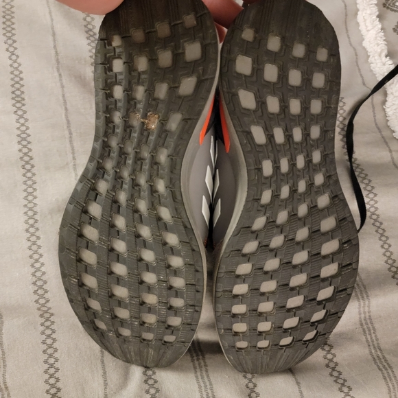 Boys Adidas size 4 1/2 - Picture 3 of 3